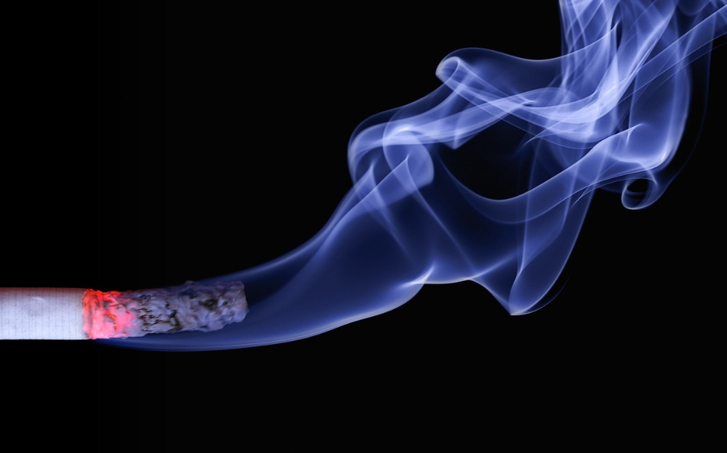 ¿Cómo afecta fumar tabaco a los pies?